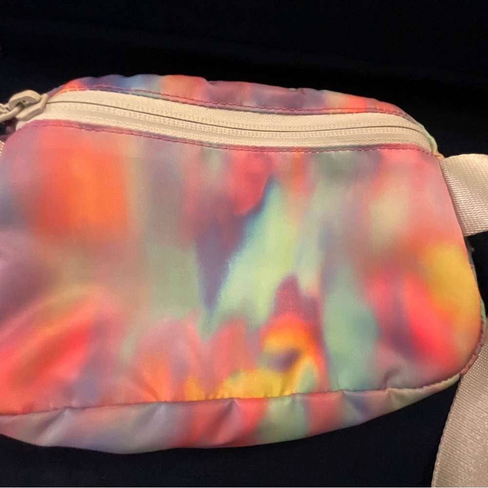 Lululemon Everywhere Belt Bag in Prism Wash Print Multi Vapor - Picture 4 of 6